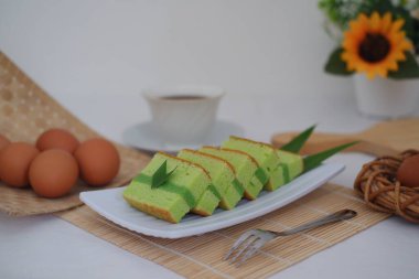 Kahvaltı için Yeşil Pandan Pastası veya Atıştırma Zamanı