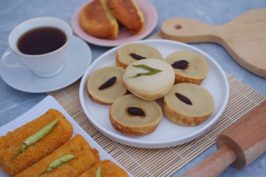 Çay ile geleneksel Endonezya Atıştırmalıkları