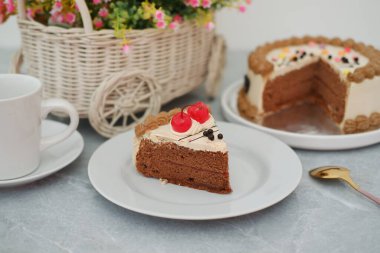 Çikolatalı Şekerli Şenlikli Kek