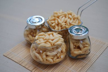 Kavanozda çıtır çerez ve sepet.