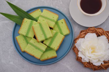 Lezzetli Pandan Kek Dilimleri Mavi Tabakta