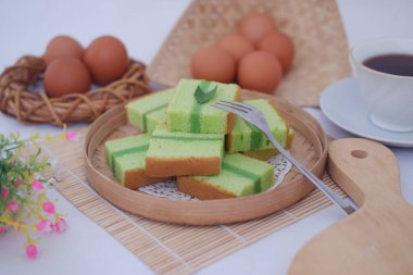 Yumurta ve Çayla Lezzetli Pandan Pastası