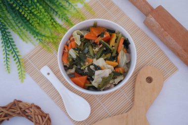 Sağlıklı Sebze Kızartması Beyaz Kasede