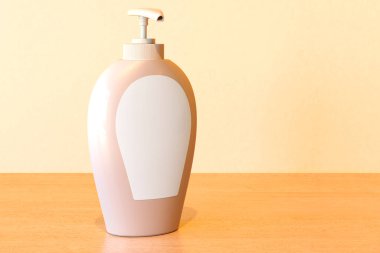 Sabun şişesi, ahşap masada maket, 3 boyutlu. 