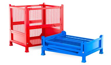 Kırmızı katlanabilir ulaşım kutusu paleti ve mavi katlanabilir tel örgü paleti, beyaz arkaplanda 3 boyutlu görüntüleme