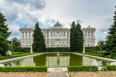 Madrid Kraliyet Sarayı, İspanya. Sabatini bahçesinden manzara