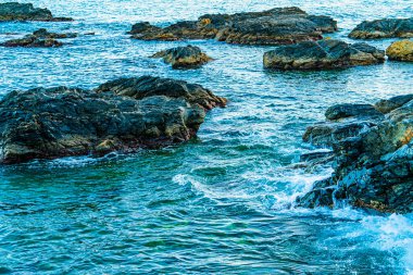 Kayalık kıyı şeridi olan deniz. Kayalık sahilli sahil, Akdeniz