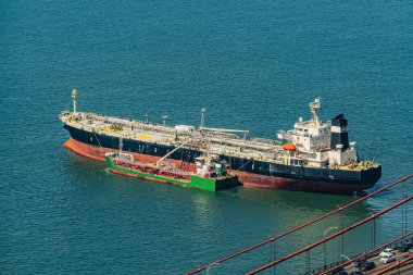 Petrol tankeri limandaki depolama tankerinden yakıt alıyor.