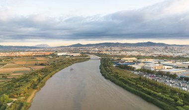 El Prat de Llobregat 'ta Nelson Mandela Köprüsü ile Llobregat Nehri manzarası. Barselona, Katalonya, İspanya