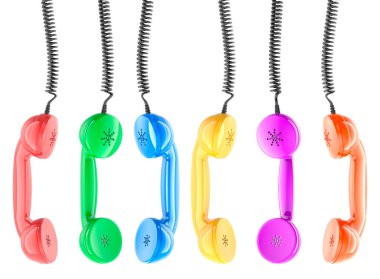 Renkli telefonlar sallanıyor. Beyaz arkaplanda 3B görüntüleme izole edildi