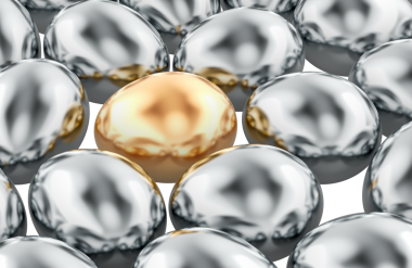 Gümüş yumurtalar arasında altın yumurta, lider ve başarı konsepti. 3B görüntüleme