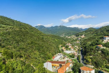 İtalya 'nın Ligurian tepelerindeki dağ köyü ve sanayi bölgesi