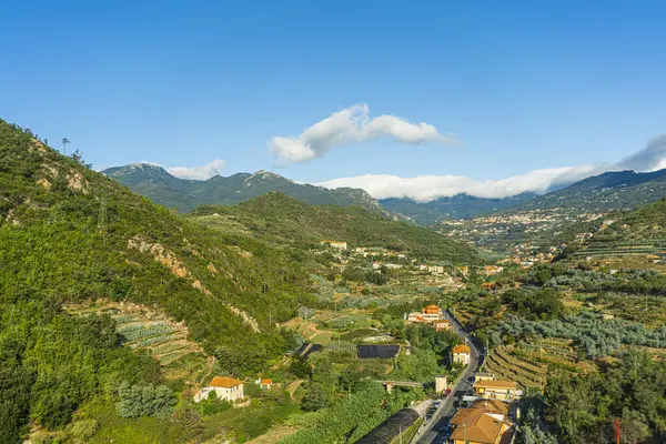 Teraslı tarlaları ve evleri olan Ligurian tepeleri arasındaki kırsal vadi.