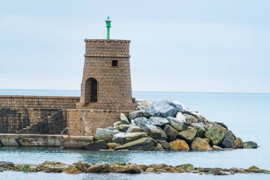Liguria, İtalya 'daki Rocky Coastline' da tarihi taş kırma deniz feneri