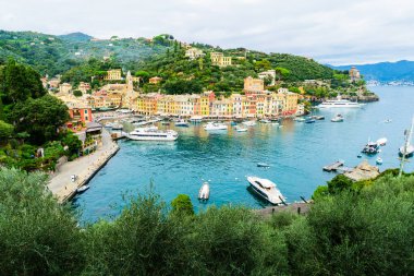 Portofino Limanı Panoramik Manzarası, İtalyan Rivierası, yukarıdan görünüm