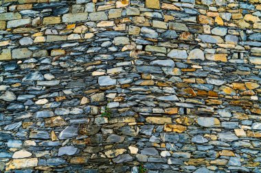 Düzensiz Döşeme Dokusuyla Eski Kuru Taş Duvar