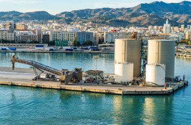 Malaga Limanı 'ndaki Endüstriyel Silolar ve Yükleme Malzemeleri. Güney İspanya 'daki Kıyı Altyapısı