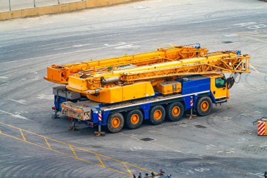 Mobil Crane Truck, Endüstriyel Yard 'da. İnşaat ve Kaldırma için Ağır Ekipman