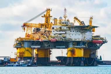 Offshore Petrol Platformu Liman 'a yanaştı. Endüstriyel Denizcilik Altyapısı
