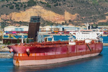 Petrol tankeri Barcelona Limanı 'na yanaştı. Endüstriyel Deniz Sahnesi