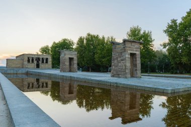 Madrid, İspanya 'daki Debod Tapınağı. Sunset 'te Antik Mısır Anıtı