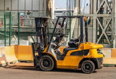 Sarı Endüstriyel Forklift Kamyonu Yükleme Alanına Park Edildi
