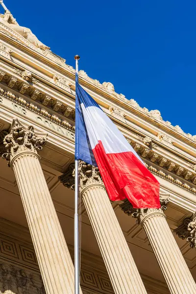 Fransa 'da Hükümet Binasının Önünde Fransız Bayrağı Dalgalanıyor