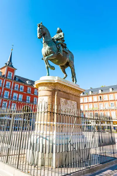 İspanya, Madrid 'deki Plaza Mayor' da Philip 3 'ün Binicilik Heykeli. Tarihi Yer İmleri