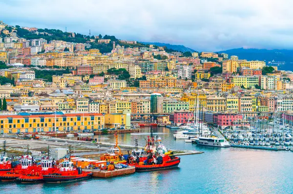 Renkli Hillside Cityscape ve Cenova, İtalya 'da Marina. Porto Antico Görünümü