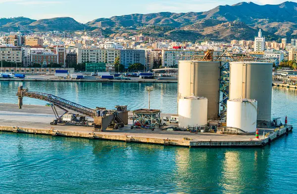 Malaga Limanı 'ndaki Endüstriyel Silolar ve Yükleme Malzemeleri. Güney İspanya 'daki Kıyı Altyapısı
