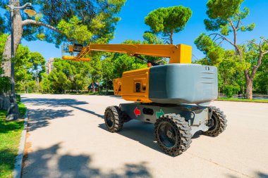 Güneşli bir günde şehir parkında mobil patlama kaldırma platformu