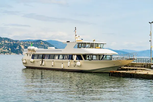 Yolcu Feribotu Dağ Arkaplanı ile Sahil İskelesi 'ne yanaştı