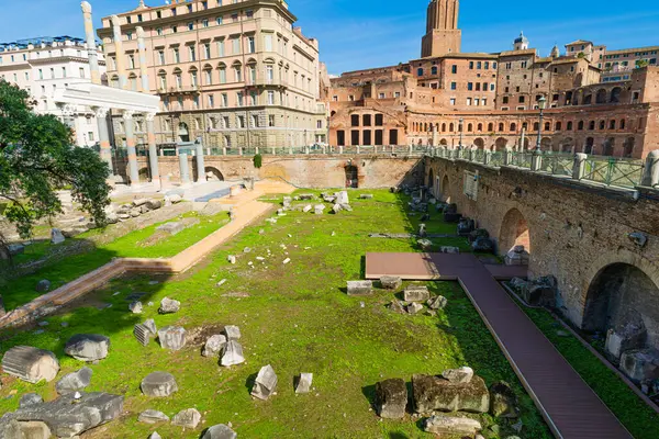 Roma, İtalya 'daki Trajans Forumu harabeleri. Antik Roma Mimarisi