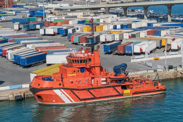 Kargo Terminali 'ne kargo römorklarıyla işyeri yanaştı.