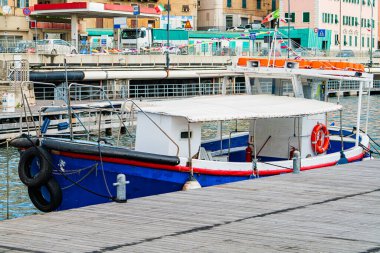 İtalyan limanına kentli renkli bir tekne.