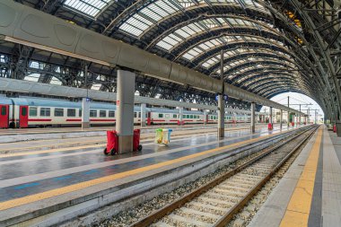 Kemerli Çatı ve Trenleri Olan Modern Avrupa Tren İstasyonu
