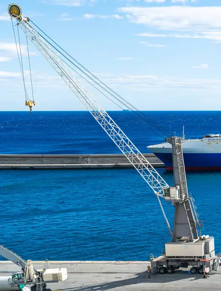 Güneşli bir günde deniz tarafından yerleştirilmiş büyük seyyar iskele vinci