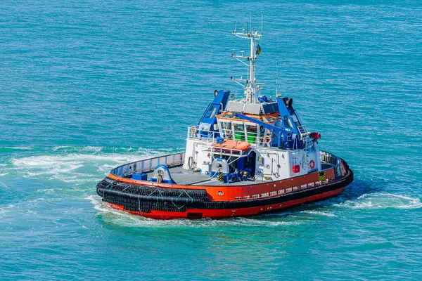 Modern römorkör açık denizde manevra yapıyor.