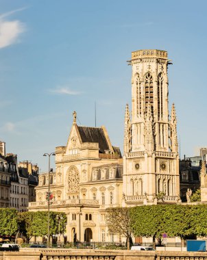 Saint-Germain I Auxerrois Kilisesi ve Paris 'te Gotik çan kulesi