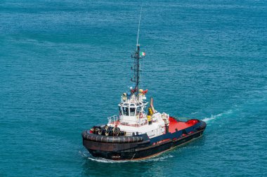 Açık denizde seyreden römorkör.