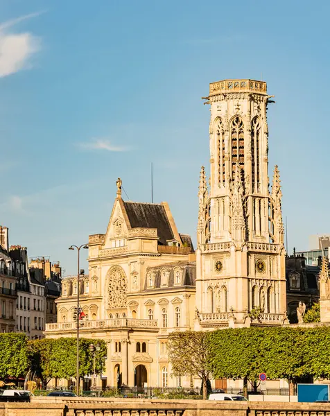 Saint-Germain I Auxerrois Kilisesi ve Paris 'te Gotik çan kulesi