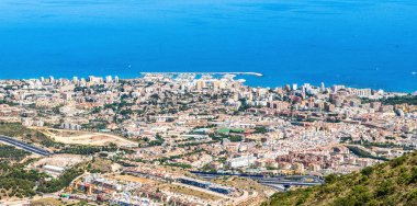 İspanya, Monte Calamorro 'dan Benalmadena şehri ve marina hava manzarası