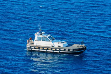 Açık denizde küçük bir tekne, gündüz fotoğrafı.