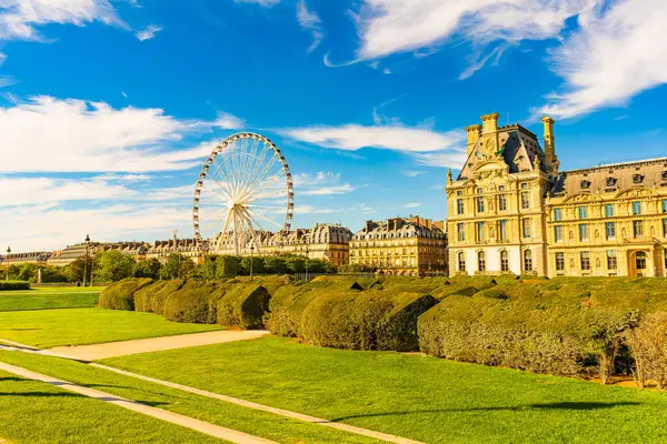 Dönme dolap ve Pavillon de Marsan, Louvre. Tuileries Bahçesi, Paris