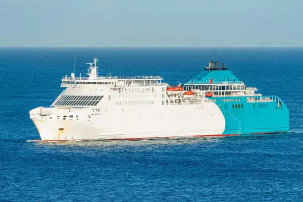 Büyük yolcu ve araç feribotu açık denizde yüzüyor.