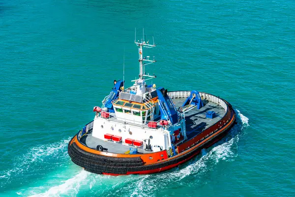 Modern römorkör mavi suda, dikiz manzaralı.