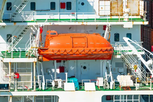 Büyük bir geminin güvertesine monte edilmiş turuncu filika.