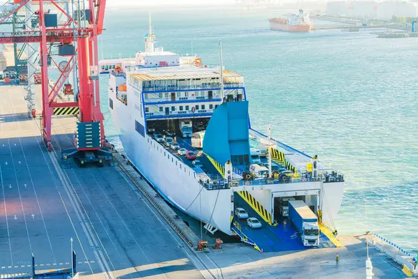 İskele terminalinde vapur yükleme araçları, fotoğraf