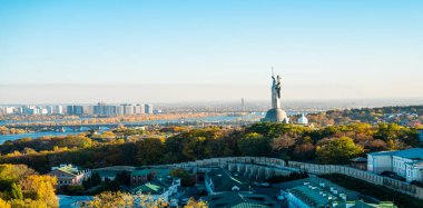 Ukrayna, Kyiv 'deki Anavatan Anıtı, şehrin panoramik manzaralı, nehir manzaralı