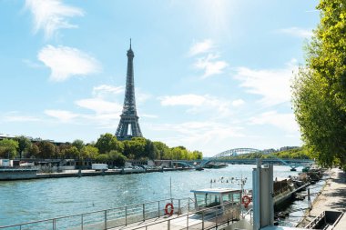 Güneşli bir günde Paris 'te Eyfel Kulesi ve Seine Nehri